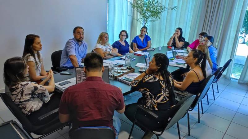 Prefeito-de-agua-Boa-se-reune-com-equipe-educacional-para-discutir-melhorias-no-ensino-municipal (3).jpeg